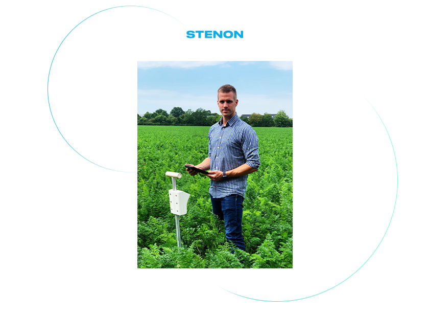Ein Foto von Stephan Dohrenbusch, der mit dem FarmLab und einem Tablet in den Händen auf einem Feld steht.